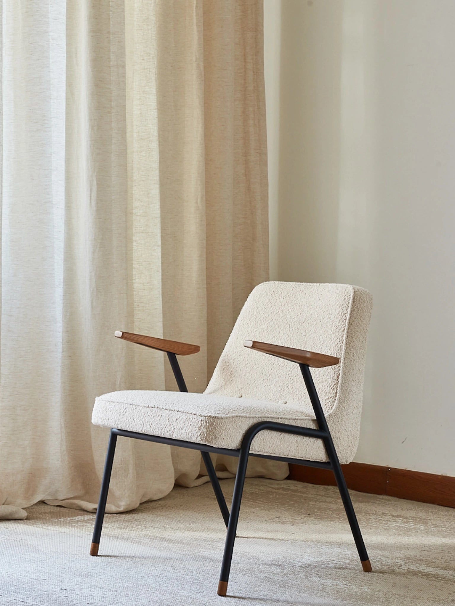 Fotel 366 Metal w tkaninie Boucle Mustard