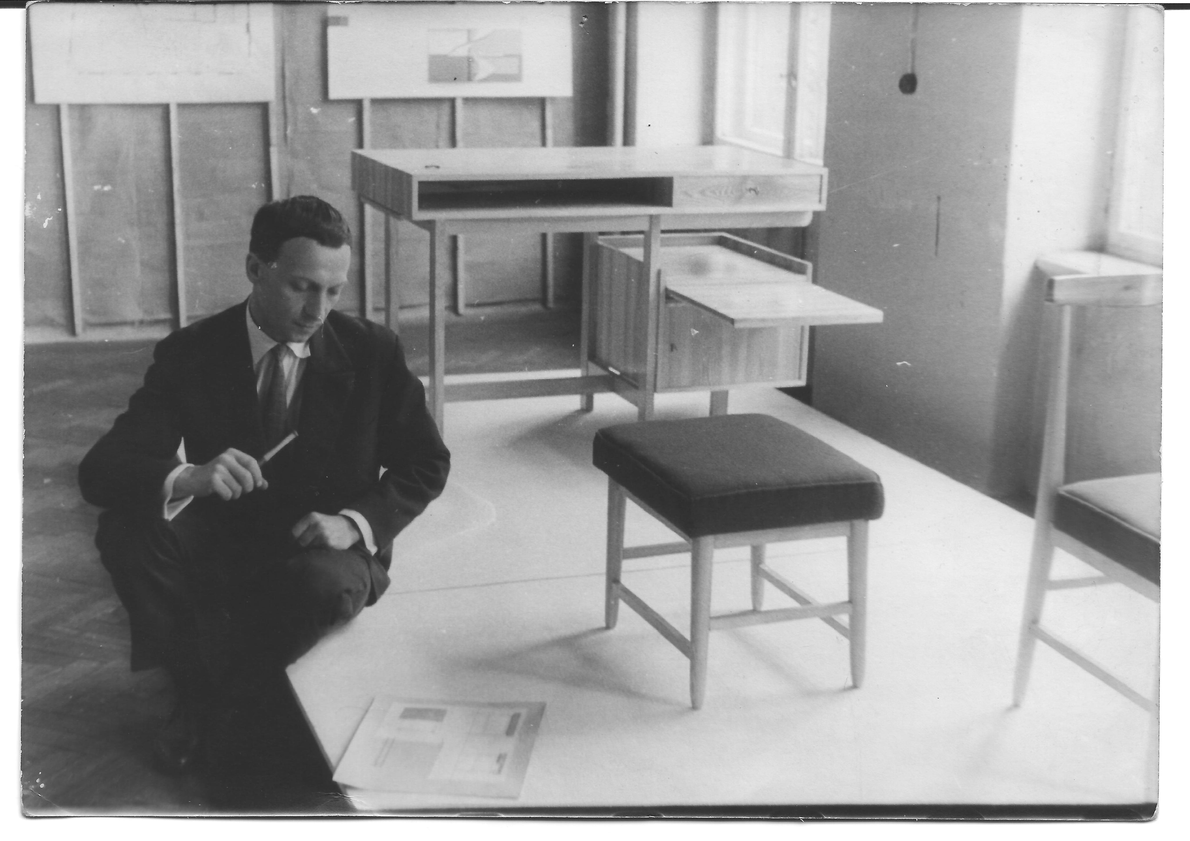Józef Chierowski lata60 - te - wystawa mebli.jpg__PID:052dcc24-0de0-4b5d-bbec-39b604929fc7