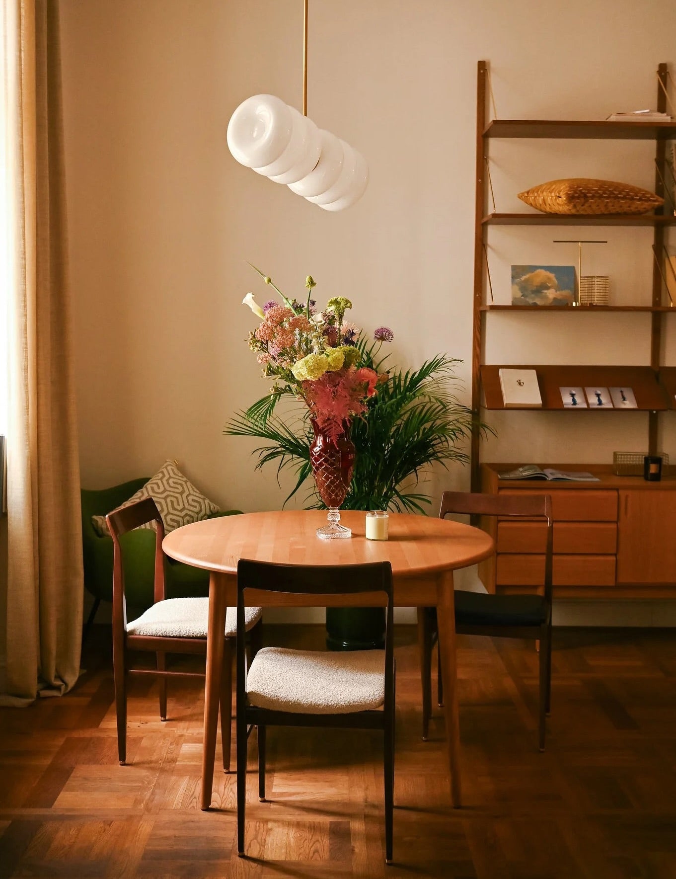 Mid-century modern w polskim wydaniu: przewodnik po stylu lat 60.