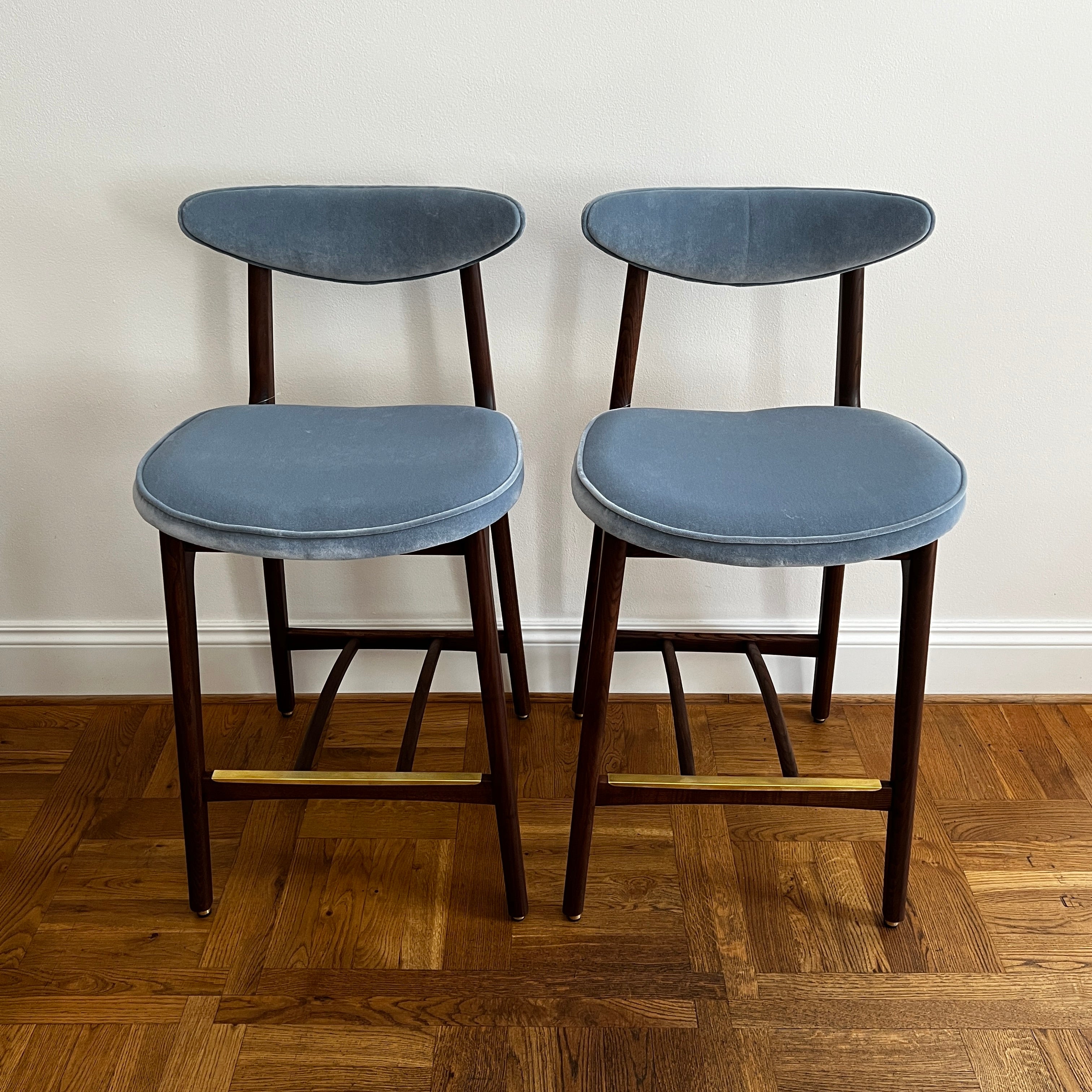 200-190BarStoolS_65VelvetSkyBlue05_1_7c17fed6-b368-4a96-89ba-6d1e13b3f460.jpg