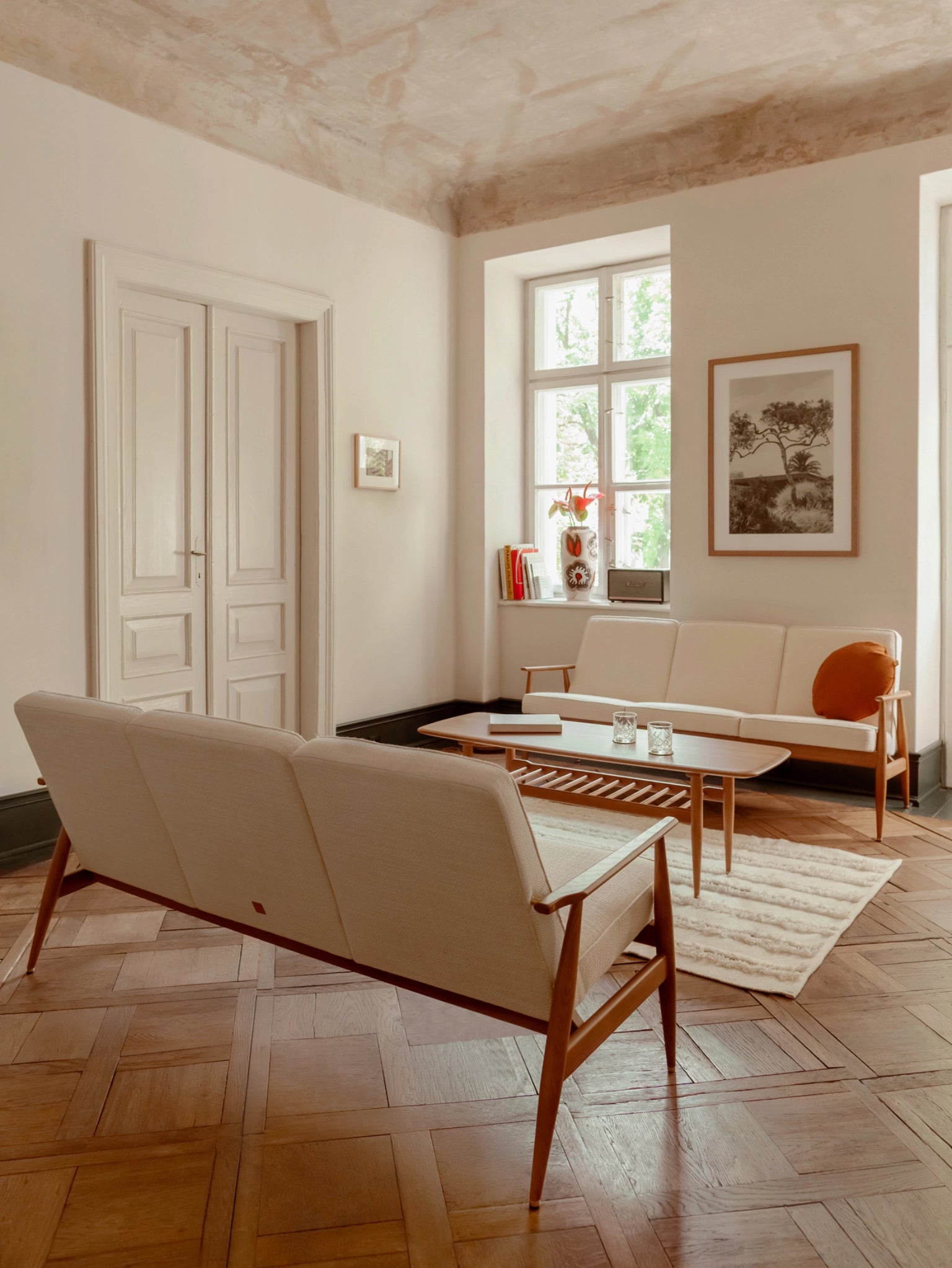 366-Concept-Pion-Fox-3-Seater-W03-Coco-Creme-Fox-3-Seater-W03-Marble-White-Table-Jamnik-W03-mood.webp