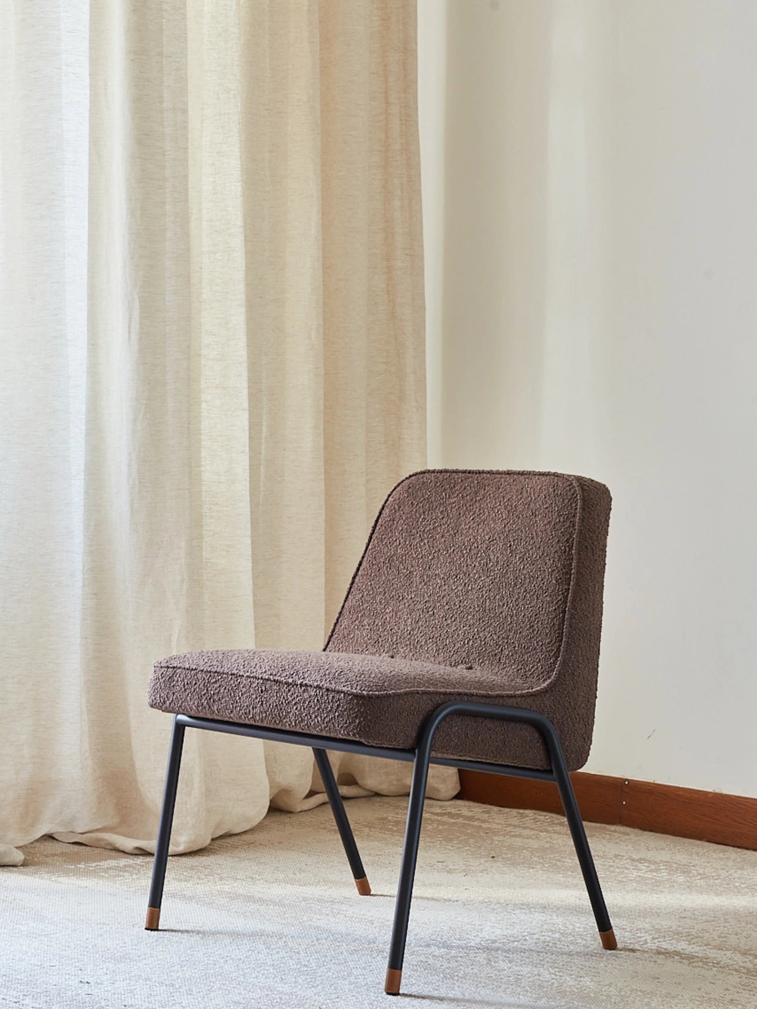 Fotel klubowy 366 Metal w tkaninie Boucle Creme