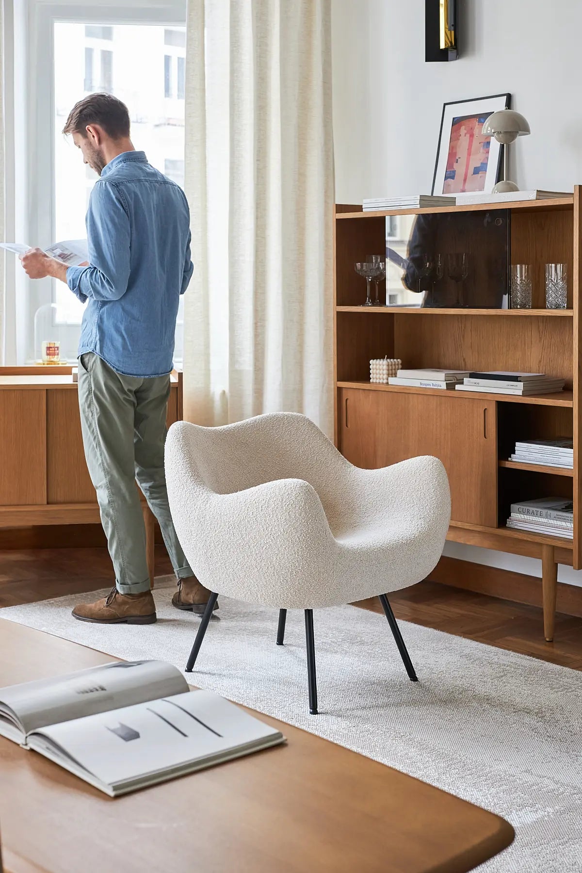 366_Concept_RM58_Armchair_Soft_Teddy_Creme_1050_Highboard_Mood_1.webp