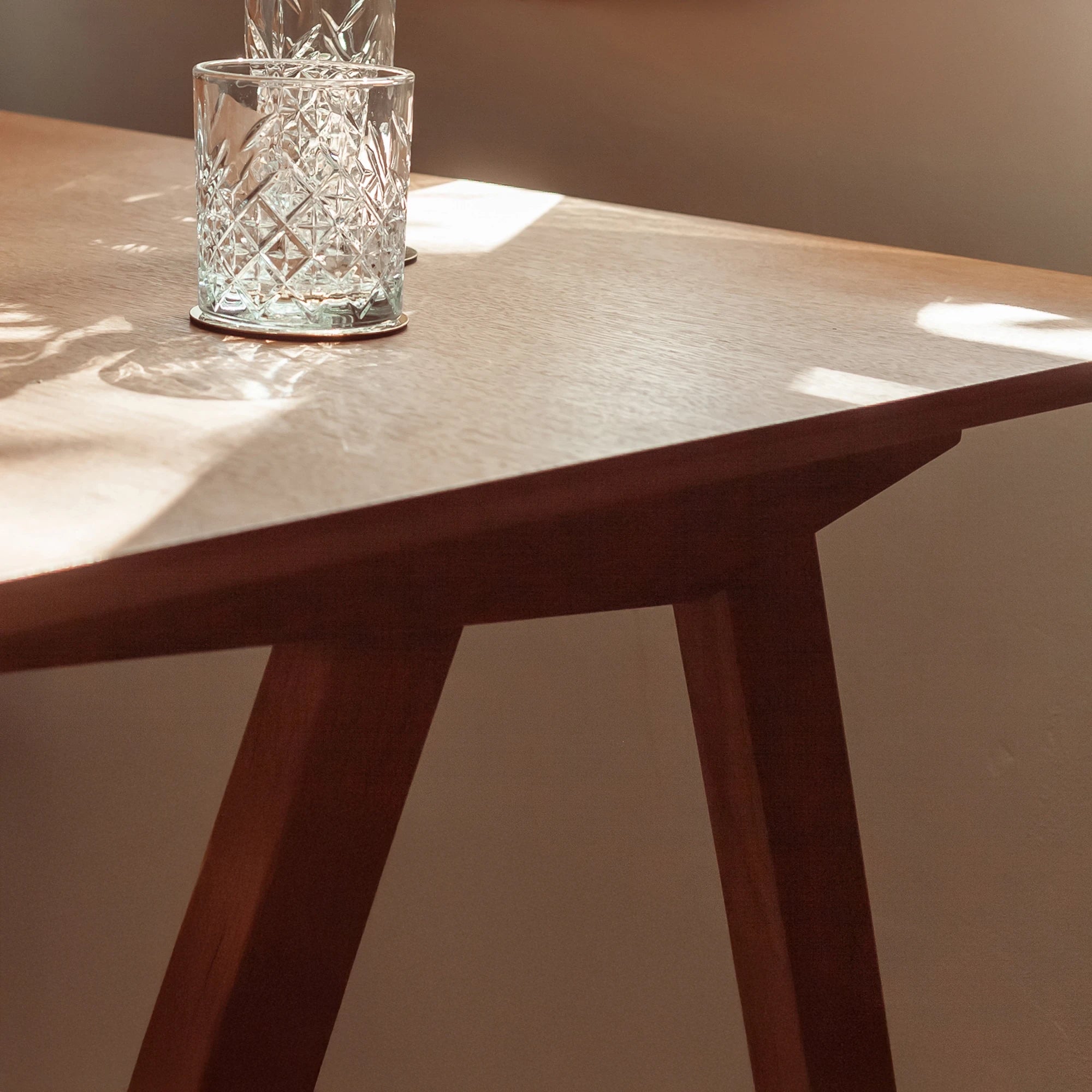 minimalist_desk_detail_1_1.webp