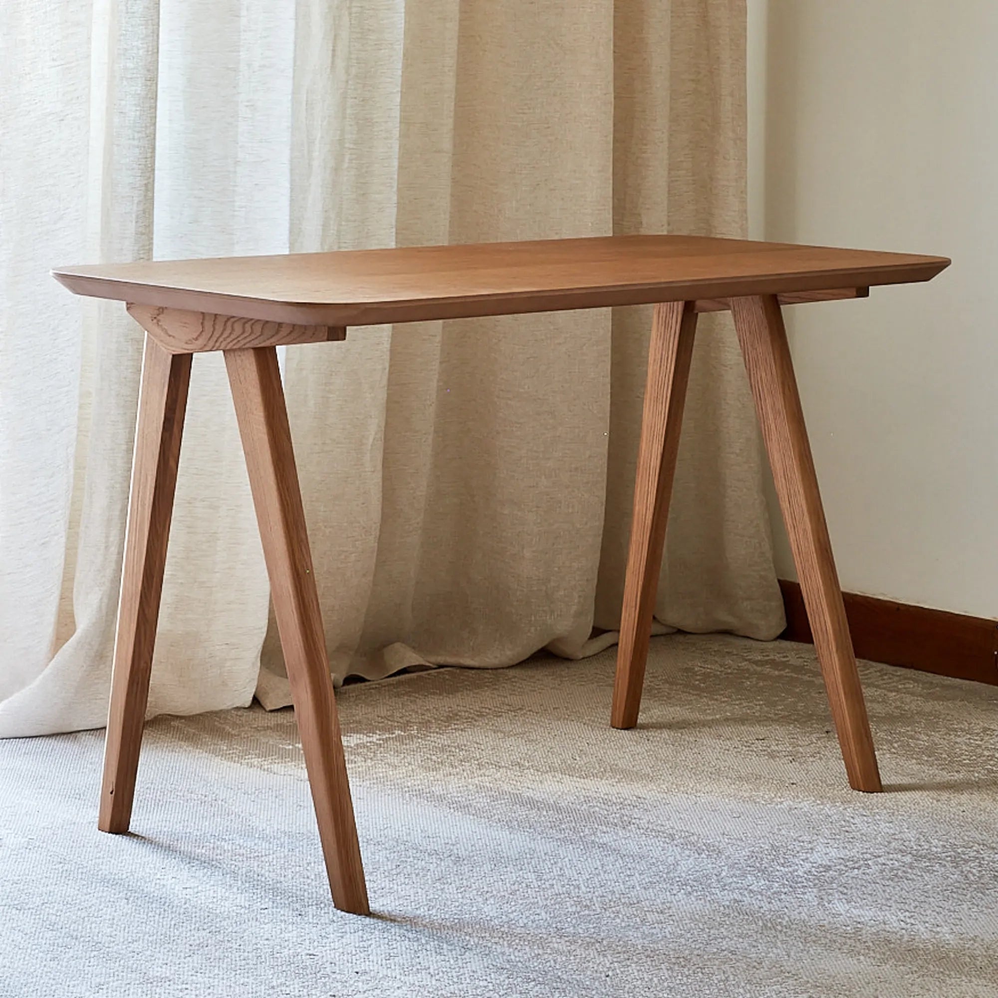 minimalist_desk_detail_2_1.webp